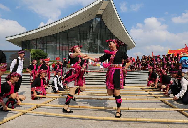 关于传统竹竿舞竞技，民族文化的青春展演的信息