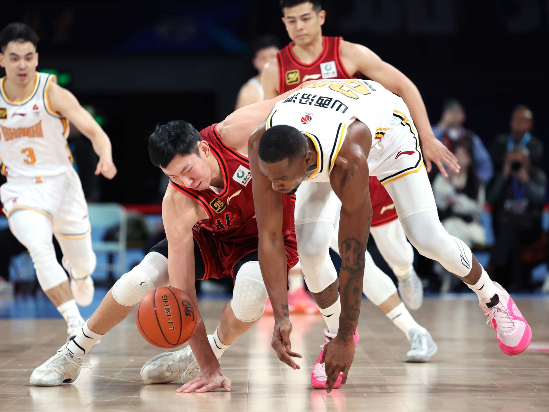 关于半场比分：54-52，北京队略占优势，比赛悬念重重！的信息