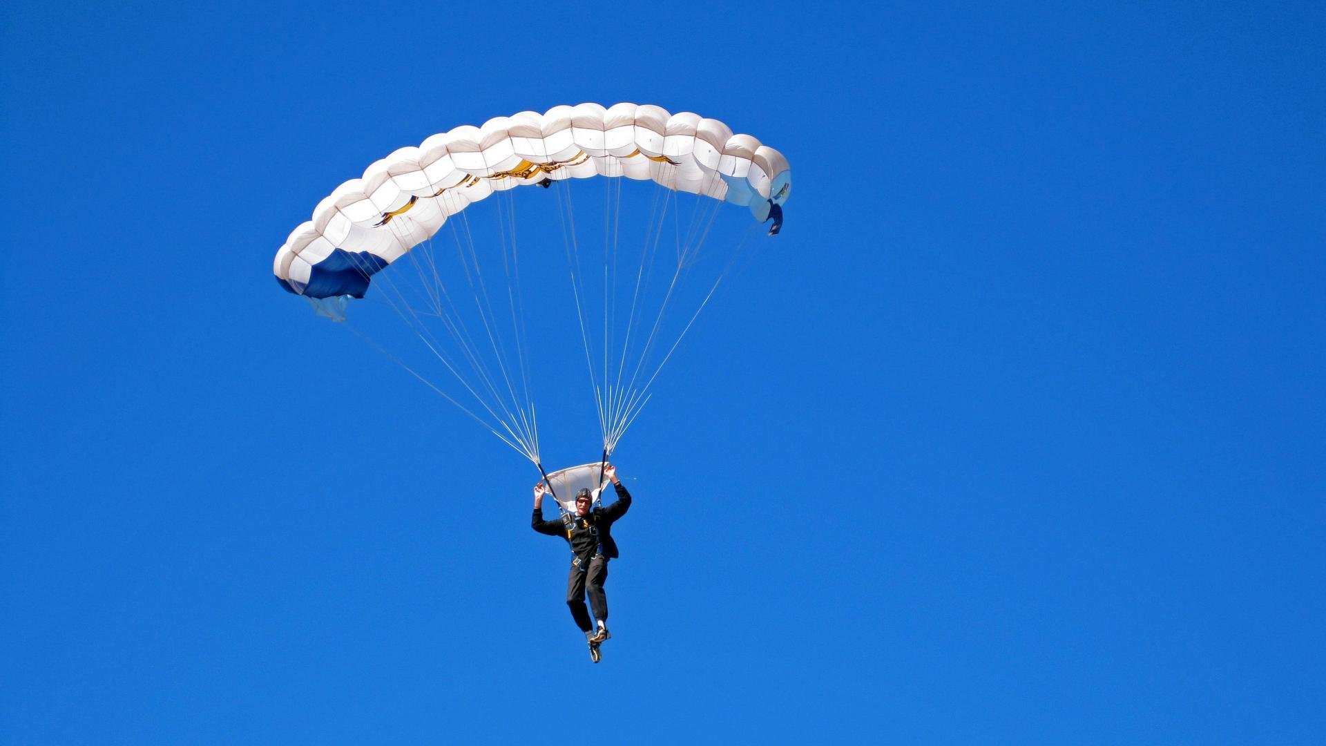 JIUYOU GAMING-2015年季后赛：库里在对阵灰熊的比赛中，投中8个三分球收官，帮助勇士摘得冠军！